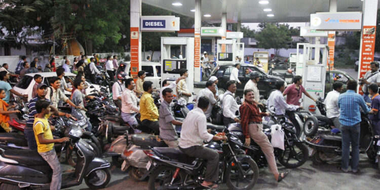 पेट्रोलपंपावर वाहनांच्या रांगा