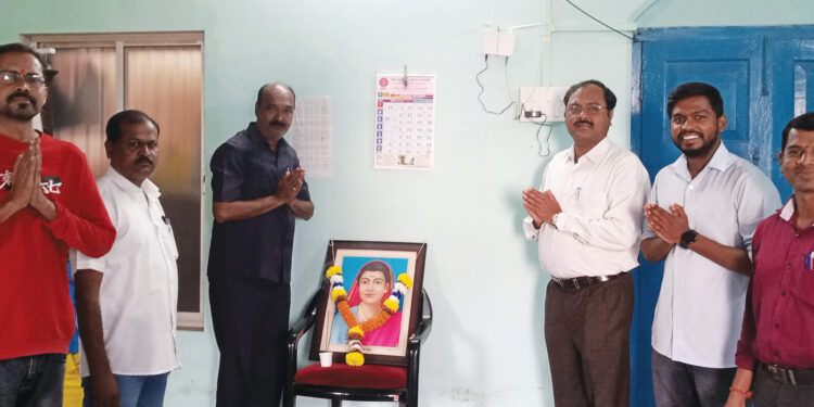 सावित्रीबाई फुले यांना विनम्र अभिवादन