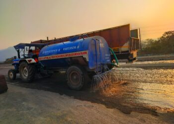 मुंबई-गोवा महामार्गावरील धुळीवर पाण्याचा उतारा