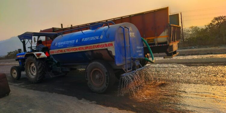 मुंबई-गोवा महामार्गावरील धुळीवर पाण्याचा उतारा