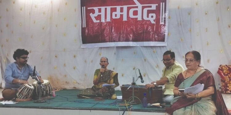 सामवेदच्या रौप्य महोत्सवा निमित्त ज्येष्ठ सदस्यांचे गायन