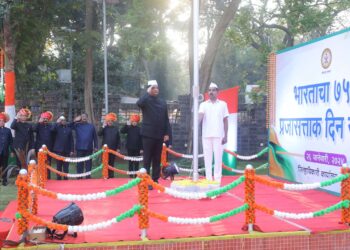 जिल्हाधिकारी कार्यालयाच्या प्रांगणात ध्वजारोहण