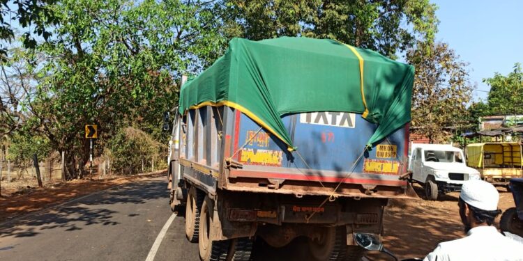 श्रीवर्धनमध्ये दररोज शेकडो ट्रकमधून बॉक्साईटची वाहतुक