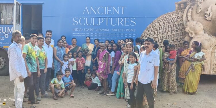 मूनवली येथे शिल्पकलांचे प्रदर्शन