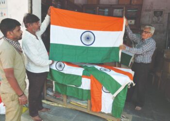 तिरंग्यांनी सजला बाजार