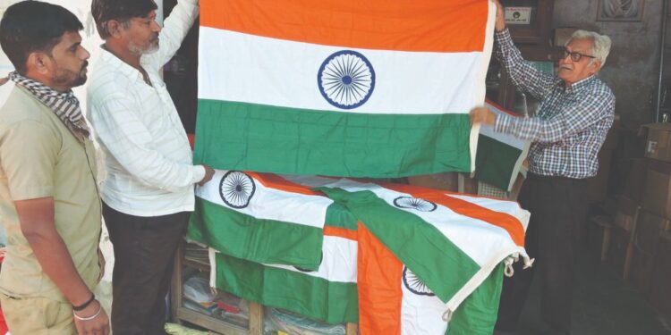 तिरंग्यांनी सजला बाजार