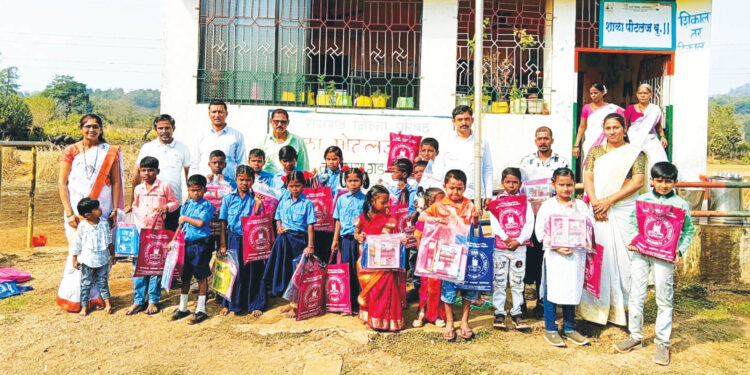 तृषा धनावडे हिच्या वाढदिवसानिमित्त दप्तरांचे वाटप