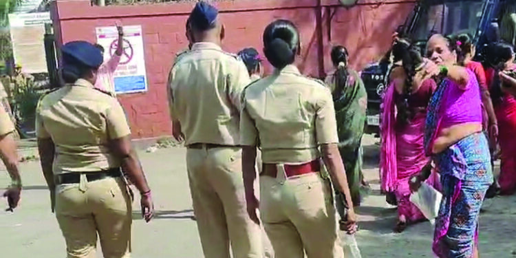 न्यायासाठी लढणाऱ्या प्रकल्पग्रस्तांना पोलीसांनी घेतले ताब्यात