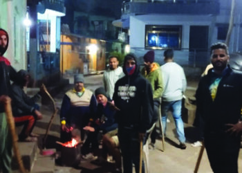 वाढत्या चोरीच्या घटनांमुळे ग्रामस्थाचा पहरा