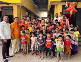 वृद्धाश्रमातील ज्येष्ठांना मिळाला श्रीरामाचा प्रसाद