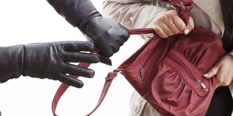 महिलेचे दागिने लंपास