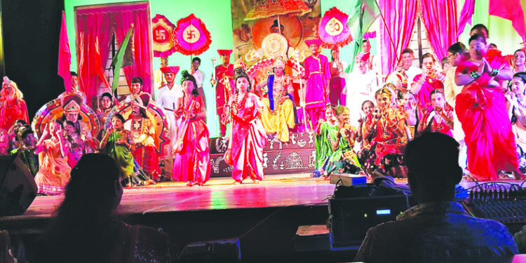 दिव्यांगांनी सादर केले गीतरामायण महानाट्य