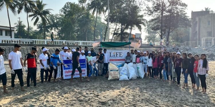 अलिबाग समुद्र किनारी स्वच्छता अभियान