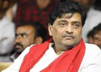 ‌‘अशोक चव्हाण डरपोक, मैदान सोडून पळाले!’