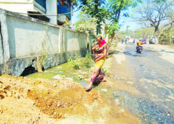 बोंझर सोसायटीतील सांडपाणी रस्त्यावर