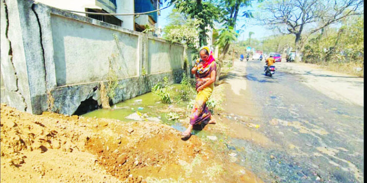 बोंझर सोसायटीतील सांडपाणी रस्त्यावर