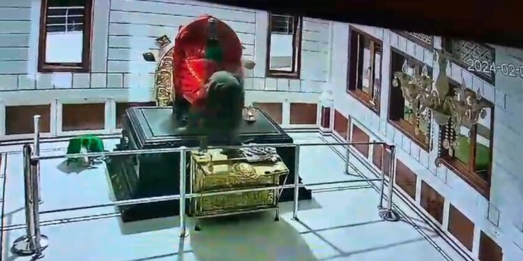 चोरांनी पाच मंदिरे फोडली