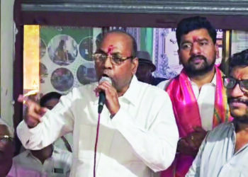 खा. तटकरेंनी माझ्यासमोर निवडणूक लढवावीः अनंत गीते