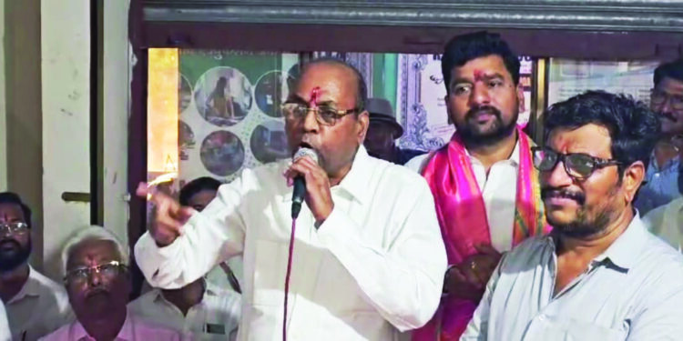 खा. तटकरेंनी माझ्यासमोर निवडणूक लढवावीः अनंत गीते