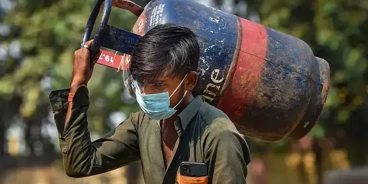 अर्थसंकल्पाच्या दिवशीच सामान्य जनतेला धक्का; एलपीजी पुन्हा महागला