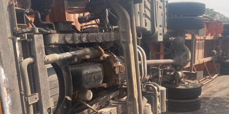 मालवाहू ट्रेलरला अपघात; महिला सुदैवाने बचावल्या