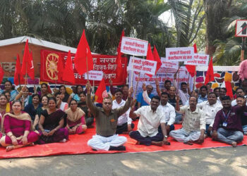 सरकारी कर्मचार्‍यांची अलिबागमध्ये निदर्शने