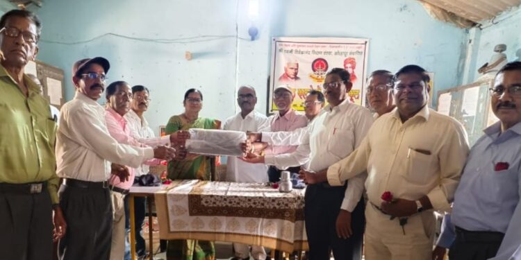 माजी विद्यार्थ्यांकडून प्रोेजेक्टर भेट