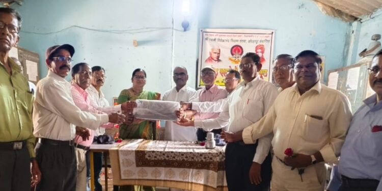 माजी विद्यार्थ्यांकडून प्रेोजेक्टर भेट