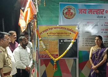 रिक्षा चालक-मालक संघटनेच्या नामफलकाचे अनावरण