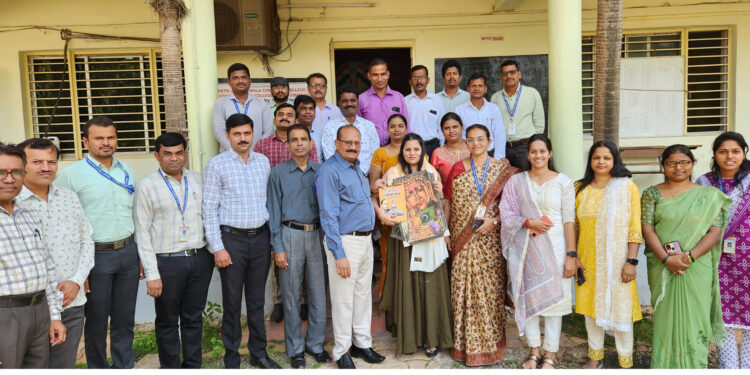 माजी विदयार्थीनी नीलम पवारचा सत्कार