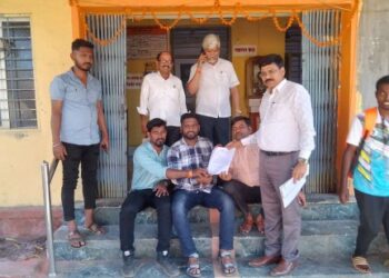 सरपंच, ग्रामसेवकाविरोधात ग्रामस्थ आक्रमक