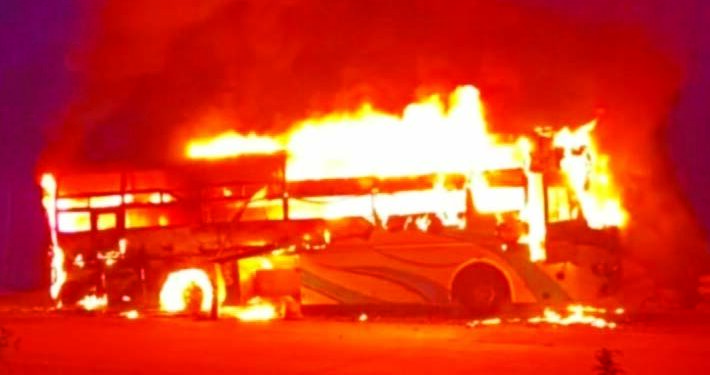 खाजगी प्रवासी बसला भीषण आग