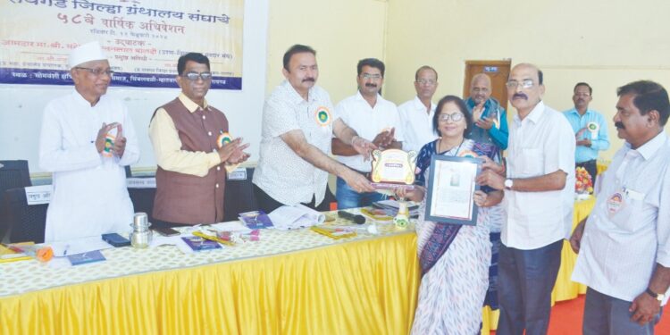 जिल्हा ग्रंथालयास उत्कृष्ट ग्रंथालय पुरस्कार