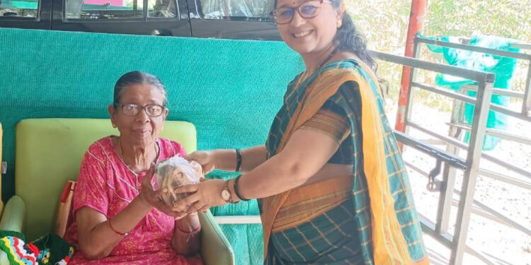 वृद्धाश्रमात फळे वाटप