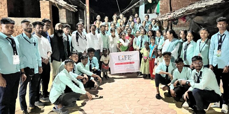 आदिवासीवाडीत विद्यार्थ्यांची जनजागृती