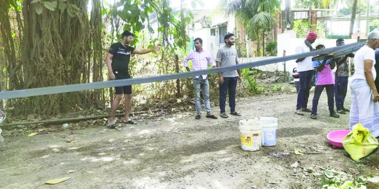 सोगावमधील जीर्ण विद्युत खांब बदलले