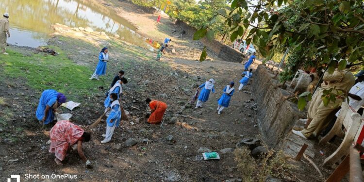 चिरनेर गावात स्वच्छता अभियान