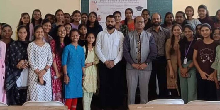 आदर्श महाविद्यालयात स्पर्धा परीक्षा केंद्र सुरु