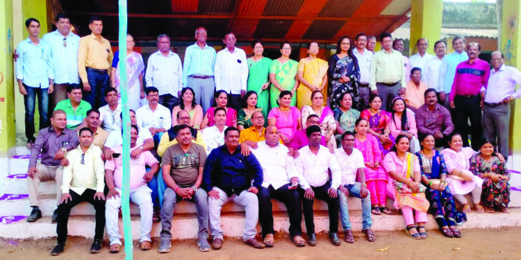 सारळ विद्यामंदिराच्या माजी विद्यार्थ्यांचा आनंदोत्सव