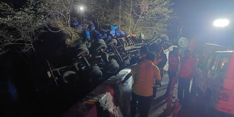 भीषण अपघात! ट्रक दरीत कोसळला, क्लिनर जागीच ठार