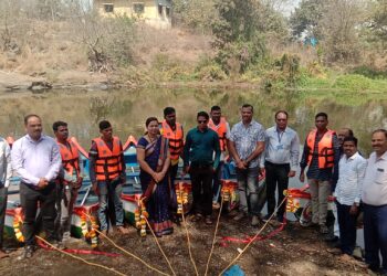 आदिवासींना मच्छिमारीसाठी बोटींचे वाटप