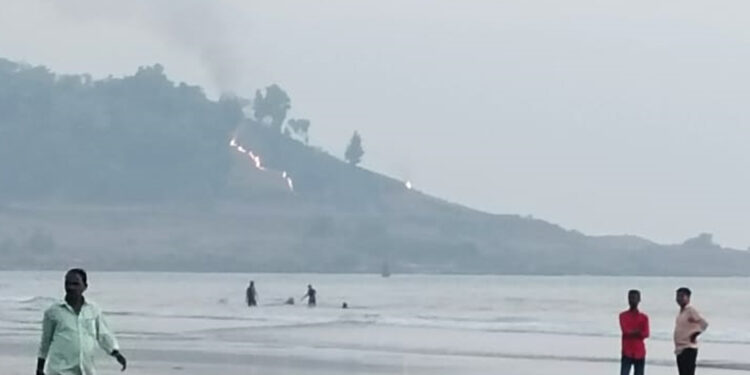 एकदरा गायमुखवरील डोंगराला वणवा