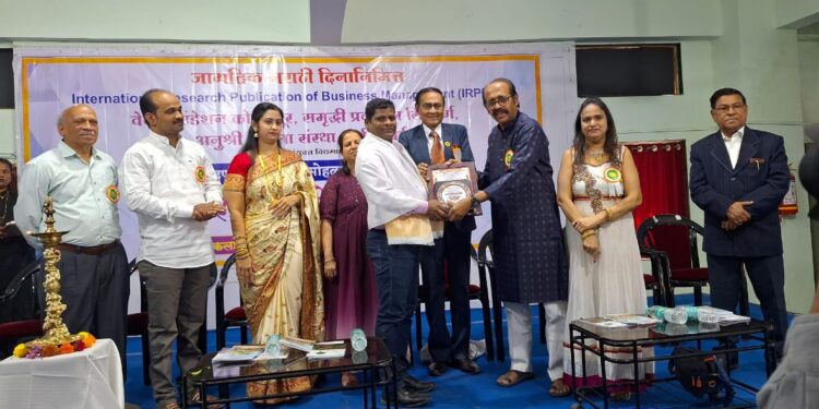 गोपाळ म्हात्रे यांना जीवन गौरव पुरस्कार