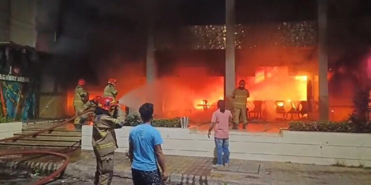 खारघरमधील ‘हायवे ब्रेक’ जळून खाक