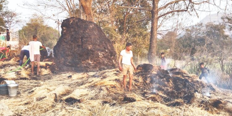 शेतकऱ्यांच्या मळण्या आगीत जळून खाक