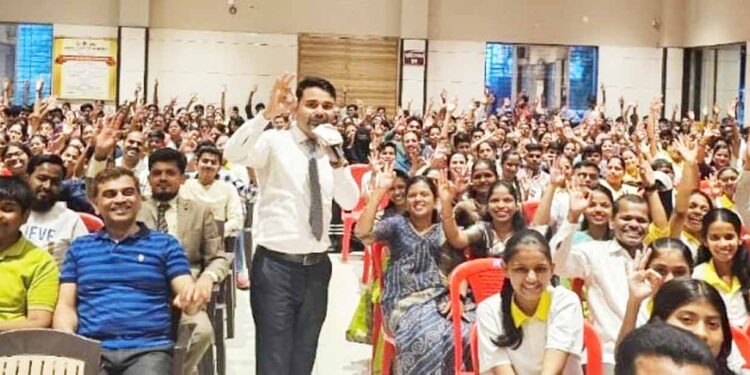 करिअर कोचिंग क्लासचा अनोखा उपक्रम