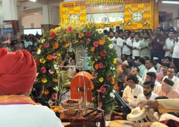 वरदविनायक मंदिरात भक्तांची मांदियाळी