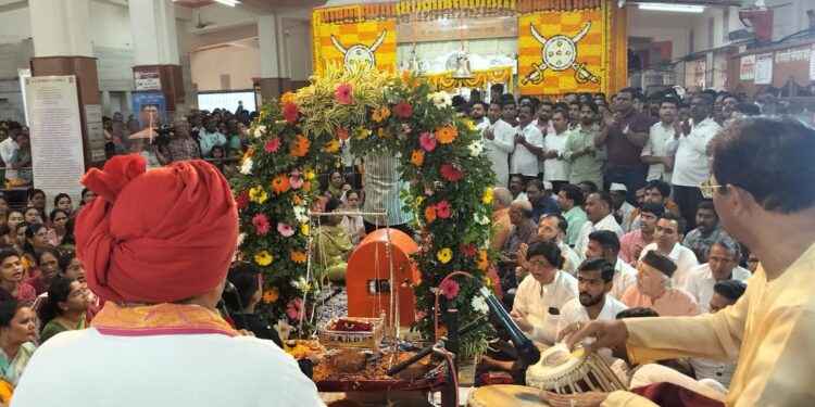 वरदविनायक मंदिरात भक्तांची मांदियाळी