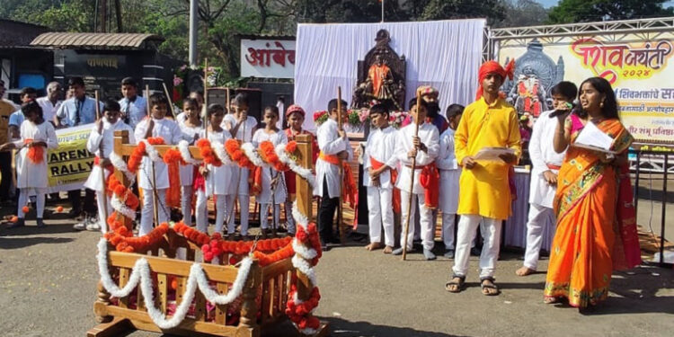 कोलाड येथे शोभा यात्रा