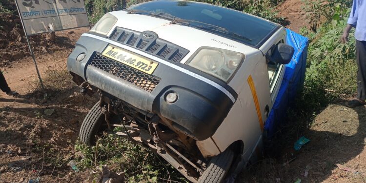 मुंबई-गोवा महामार्गावर टेम्पोला अपघात